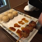 いぶし串銀　坊 - ああ、食べ始めた焼き鳥。つくねが美味しい！