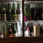 いぶし串銀　坊 - なにやら冷蔵庫には美味しそうな日本酒が。