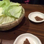 いぶし串銀　坊 - お通しはキャベツ。