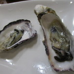 華村 - 次は生カキ、生なんでちょっと勇気が要りましたがアルコールと一緒に食べたんで問題ありませんでした。
            