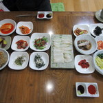 華村 - それからは次から次へとキムチやナムル等の食事が運ばれてきました。
            