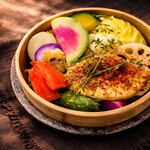 和歌山産新鮮野菜のセイロ蒸し〜杉の香りに包まれる、15種以上の旬菜が放つ「純粋な旨味」〜