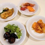 ホテルサンプラザ - 宴会料理を小皿に取って…