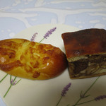 ブーランジュリー タカギ - （左から）ビーフカレーパン、シベリヤパン