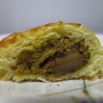 ブーランジュリー タカギ - ビーフカレーパンの断面