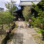 玄そば曽良 - 入口まで広いお庭が広がっています