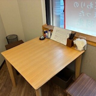 広めの2人掛けです。補助席つけると3人座れます