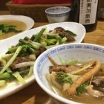 台湾料理 光春 - 砂肝と行者ニンニク炒め
と、鶏の薬膳スープ
美味しい！