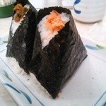 おにぎり ぼんご - サケとアサリ（斜め）