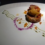 エクアトゥール - ［４回目］パイナップルとりんごのパイ包み焼き キャラメルアイスとピスタチオソース