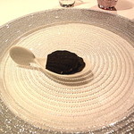 コシモ・プリュス - 黒ごまのマドレーヌ　フォアグラのコンフィ挟み