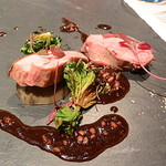 フランスシャランの鴨　ナッツとトリュフのソース