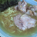 家系ラーメン まこと家 - 2015/02/27 朝10時前のラーメン固め．タイミングが良かったのか，ゴロチャが乗ってた．旨い！