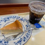 ドトールコーヒーショップ - 料理写真:ベイクドチーズケーキとアイスコーヒー