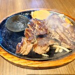 ステーキのあさくま - 料理写真:■説明
決して高級な肉ではナイけれど
旨いステーキをガッツリと食べたい❗️
ワイルドな肉質が特徴

●あさくまハウスステーキ（270g、オススメ）3,278円
（サラダバー付き）

を注文してみた