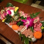 和牛焼肉 布上 - 幻のセット(・Ｕ・*)四人だと1人一切れずつ食べれるしお値段もマイルドになるのでおすすめです！