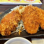 ガスト - 料理写真:トンカツ3枚、キャベツの千切り
