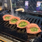 YAKINIKUEN 忍鬨 大阪梅田店 - 