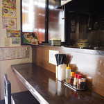 Chuukasoba Minoya - 店内はカウンターが2列。