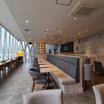 タリーズコーヒー - 店内は白い天井、ガラス張り壁&白い石タイル貼り壁、淡灰色のタイル貼り床、全面ガラス張りなので解放感があり、お洒落で明るくゆったり出来る空間になっています