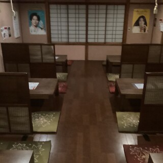 わいわい楽しむ宴会に◎木目調の温かい雰囲気の店内