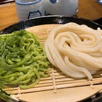 のらや - この抹茶のおうどんが美味しかった！ちょっと細めでちゅるんちゅるん。まぶしている抹茶の風味が生々しいくらいくる。通年はやってないのかな。