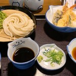 のらや - 抹茶うどんの食べ比べセット　抹茶のほうは専用のお汁で、これが薄めでお出しの風味が濃く、とっても好みでした。