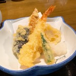 のらや - さっぱりと揚がった天ぷら。麺屋さんで天ぷらにがっかりすること多いですがとても食べやすいかりっとさっぱりでした。