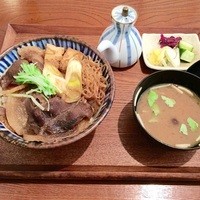 ももんじや - イノシシ丼（味噌汁／獣肉用ワリシタ／漬物3種）ワリシタを回しかけて食べると美味しいよ〜