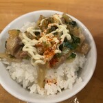 らーめんはや川 - コロコロチャーシューを乗せて、マヨと一味をかける✨