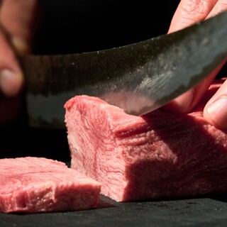 【最高鮮度の肉×熟練の技で手切り】