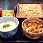 割烹 手打うどんちとせ - 料理写真:Cランチ「肉汁うどん　麦とろ丼付き」。