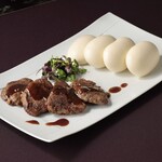 4．牛フィレ肉のステーキ、マントウ添え 4切