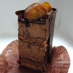 レ・グーテ - シャンティショコラ断面ショー　トップに栗の渋皮煮
       
      薄いチョコレートに周囲が覆われいます 
      中の滑らかなショコラクリームは優しい甘さで繊細な口どけ　一番下（キャラメリゼした生地）美味