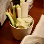 鳥雅 - 箸休めに嬉しい、鮮度際立つ野菜スティック。