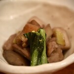 鳥雅 - 鶏の出汁がしっかり染みた、丁寧な仕事が光る煮物。