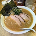 らーめん 喜輪 - 並々と入ったスープに大きなチャーシュー