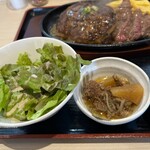 ステーキ&ハンバーグ ビッグシェフ亭 - サラダ・牛すじ煮込み