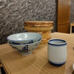 割烹よし田 - 温かいご飯がお櫃に入って来る
