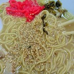 豚骨ラー麺 ごん太 - 紅生姜、高菜、ゴマを投入して2度楽しみます。