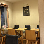 うどん処　ごえん - PM9時近く　店内一部客席の光景　