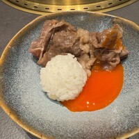 焼肉会席 ともじ - 山形牛のサーロイン大判やきすきは卵黄と一口ごはんと絡めていただきます