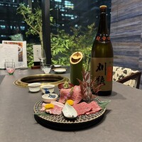焼肉会席 ともじ - 飲み放題の日本酒と盛り合わせ