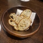 BAR オーパ - お通し。ガーリックラスク。