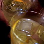 BAR オーパ - お久しぶりの強制乾杯写真。オレンジピール入り。柑橘の爽やかな香りとともに、ウイスキーのほのかな甘みと樽の風味が楽しめる一杯。