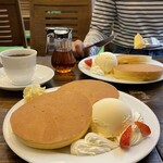 ルポーゼすぎ - この日のオーダーはバニラホットケーキとブレンドコーヒーのセット