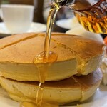 ルポーゼすぎ - ザラメから作られた自家製のシロップはサラサラしていて甘すぎず、ホットケーキとよく合う