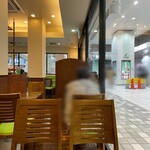 ルポーゼすぎ - ガラス張りの明るい店内。すぐ目の前は京王線八幡山駅改札口という好立地にある