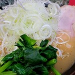 横浜ラーメン 田上家 - 薬味ネギとほうれん草