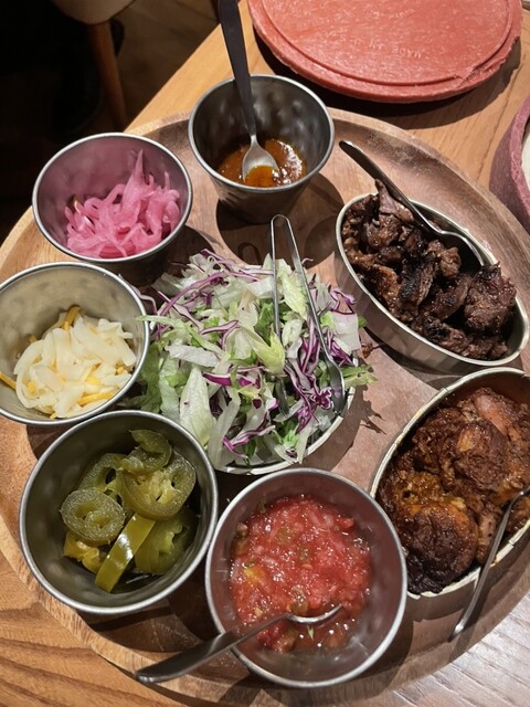 LAS DOS CARAS MODERN MEXICANO Y TACOS （ラスドスカラス モダン
